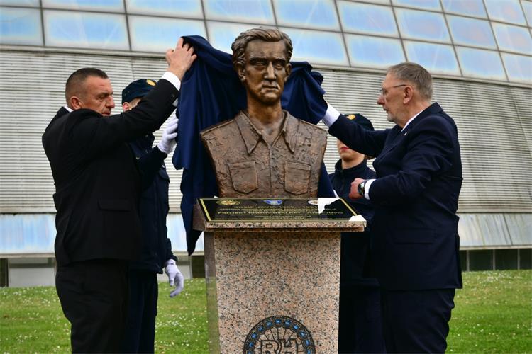 Otkrivanje biste Josipu Joviću